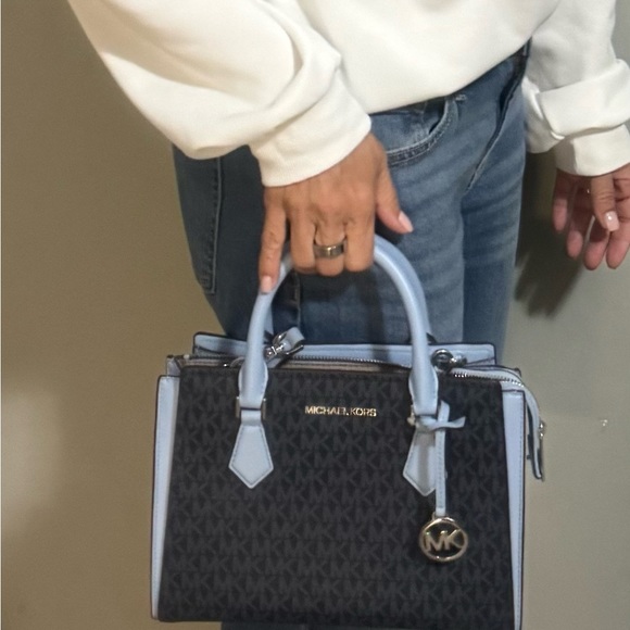 Michael Kors Navy and Light Blue handbag with detachable strap. - Picture 7 of 7